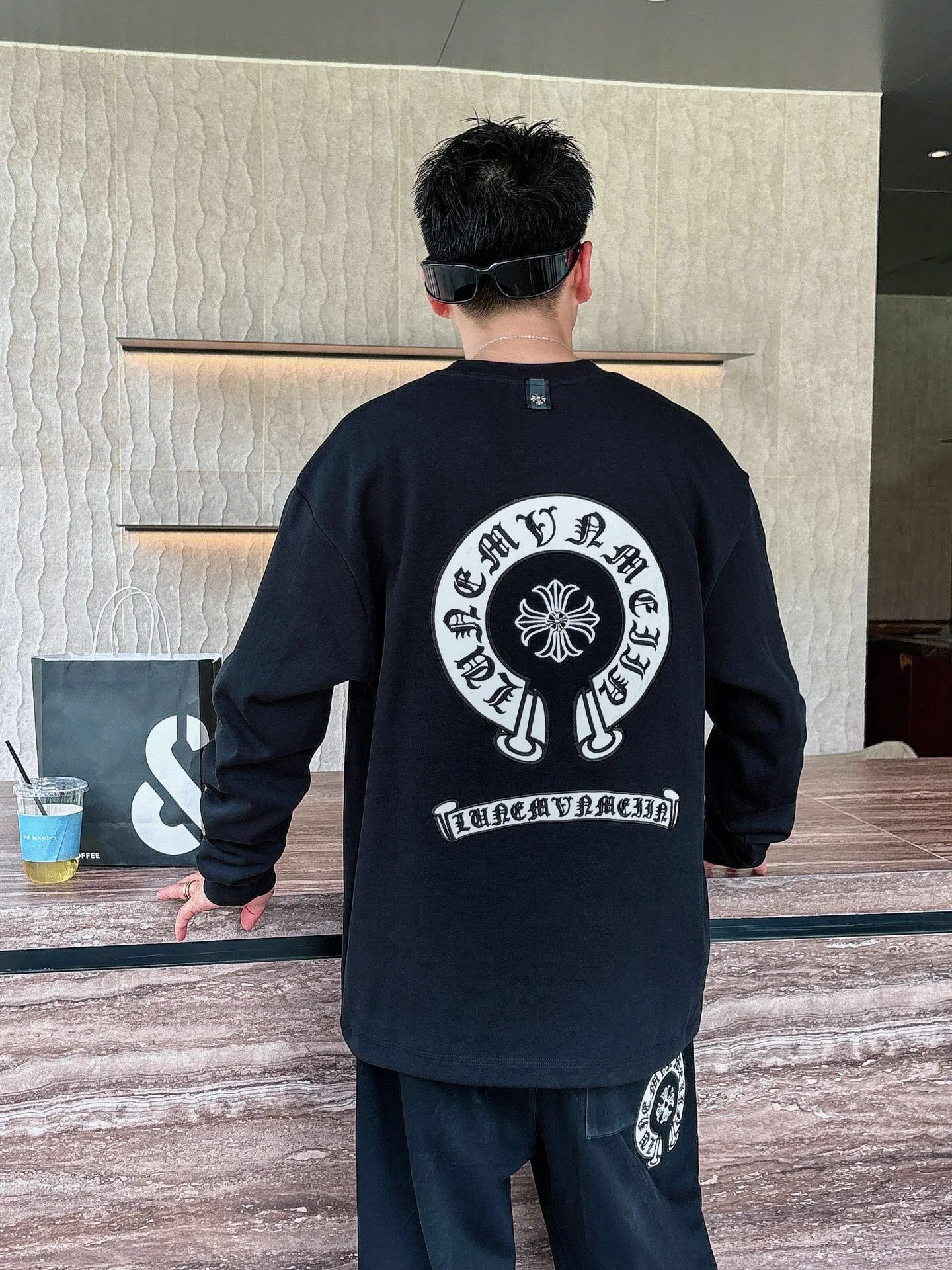 Clothes P 400💰 Pants P 426 💰ChromeHearts Chrome Heart Round Neck Long Sleeve Pursuit of quality and absolute guarantee of quality! Using double-sided cotton fabric, the texture is clearly visible, the texture is soft, delicate and smooth, and the customized three-dimensional embroidery and leather patchwork technology is full of drape! The workmanship is fine and the shoulder lines are smooth. All imported chain machines are used to make the shoulder rolling strips. It has a certain thickness and is not made of cheap material but has a shiny feel that is comfortable and not tight on the upper body. It is the most avant-garde street item that can be easily matched by both men and women!  Color: black white Size: m-3xl Style number: 3576➕3750